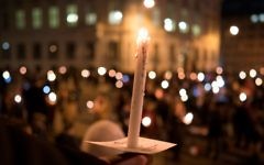 Les gens brandissent des bougies lors d'un rassemblement réuni sous le slogan "Nos ministères ne sont pas aux mains des extrémistes de droite" le 15 novembre 2017 devant la chancellerie de la capitale autrichienne, à Vienne, Autriche (Crédit : AFP PHOTO / JOE KLAMAR)
