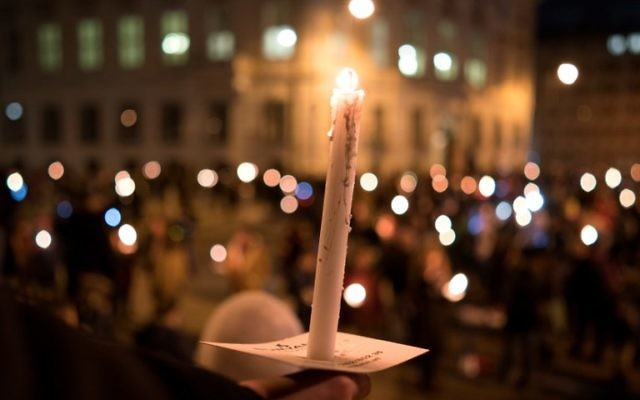 Les gens brandissent des bougies lors d'un rassemblement réuni sous le slogan "Nos ministères ne sont pas aux mains des extrémistes de droite" le 15 novembre 2017 devant la chancellerie de la capitale autrichienne, à Vienne, Autriche (Crédit : AFP PHOTO / JOE KLAMAR)