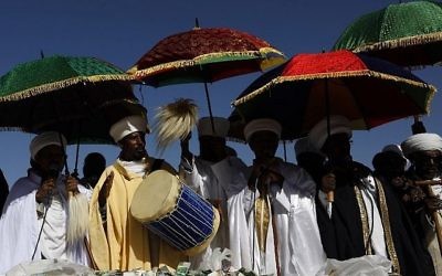 Les «Kessim» israéliens ou chefs religieux de la communauté juive éthiopienne dirigent les prières pendant la fête de Sigd marquant le désir de « retourner à Jérusalem », qu'ils célèbrent depuis une colline dans la ville sainte au-dessus du mont du Temple, le 16 novembre 2017 (Crédit : AFP PHOTO / GALI TIBBON)