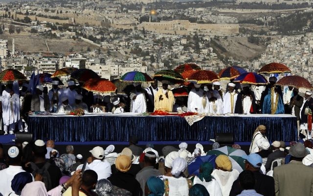 Les «Kessim» israéliens ou chefs religieux de la communauté juive éthiopienne dirigent les prières pendant la fête du Sigd marquant le désir de « retourner à Jérusalem », qu'ils célèbrent depuis une colline dans la ville sainte au-dessus du mont du Temple, le 16 novembre 2017. (Crédit : AFP PHOTO / GALI TIBBON) Les «Kessim» israéliens ou chefs religieux de la communauté juive éthiopienne dirigent les prières pendant la fête du Sigd marquant le désir de « retourner à Jérusalem », qu'ils célèbrent depuis une colline dans la ville sainte au-dessus du mont du Temple, le 16 novembre 2017. (Crédit : AFP PHOTO / GALI TIBBON)