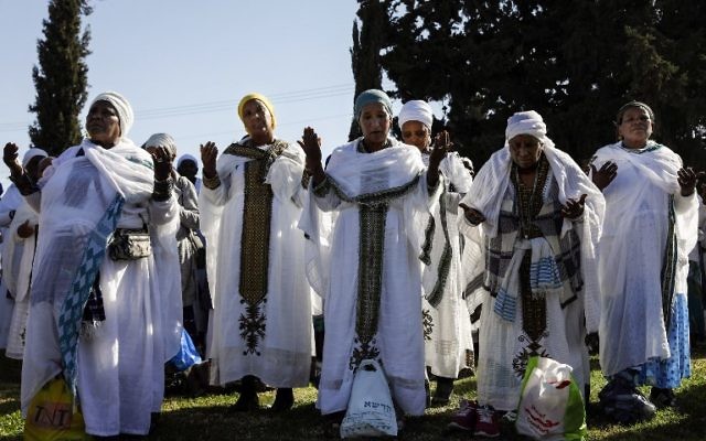 Des femmes israéliennes de la communauté juive éthiopienne prient pendant la fête de Sigd pour célébrer le désir de « retourner à Jérusalem », célébrées du haut d'une colline dans la ville sainte surplombant le mont du Temple, le 16 novembre 2017 (Crédit : AFP PHOTO / GALI TIBBON) Des femmes israéliennes de la communauté juive éthiopienne prient pendant la fête de Sigd pour célébrer le désir de « retourner à Jérusalem », célébrées du haut d'une colline dans la ville sainte surplombant le mont du Temple, le 16 novembre 2017 (Crédit : AFP PHOTO / GALI TIBBON)