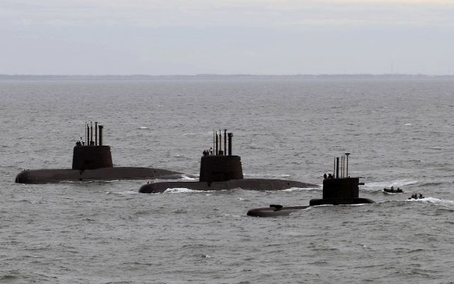 Archive diffusée par Telam, montrant les sous-marins ARA San Juan, ARA Salta et ARA Santa Cruz à leur arrivée à la base navale de Mar del Plata, le 13 juin 2014. (Crédit : AFP/ TELAM / ARGENTINA'S DEFENSE MINISTRY)