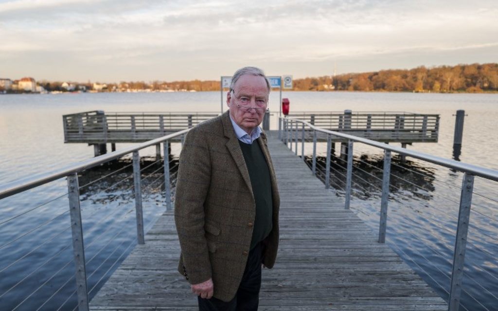 Alexander Gauland, co-dirigeant du parti d'extrême droite « Alternative for Germany » (AfD), pose avant un entretien avec des journalistes de l'AFP, le 23 novembre 2017 à Potsdam. (Crédit : AFP / John MACDOUGALL)