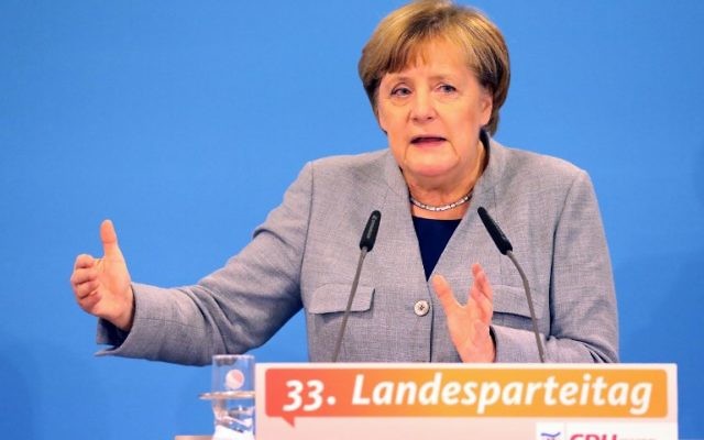 Angela Merkel, chancelière allemande et leader du parti de l'Union chrétienne-démocrate (CDU), prononce une allocution lors d'une conférence régionale dans son Land de Mecklembourg-Poméranie occidentale, dans ce qui est son premier grand discours depuis l'effondrement des négociations pour former une coalition le 25 novembre 2017 à Kühlungsborn, dans le nord de l'Allemagne. (Crédit : AFP / dpa / Bernd Wüstneck)
