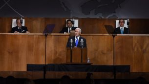 Le vice-président Mike Pence à la tribune lors de l'événement mis en place par la Mission permanente d'Israël aux Nations unies célébrant le 70ème anniversaire du vote de l'ONU appelant à "la création de l'état d'Israël", au Queens Museum de New York, le 28 novembre 2017 (Crédit : AFP/TIMOTHY A. CLARY)