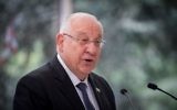Le président Reuven Rivlin lors d'une cérémonie marquant un an depuis le décès de l'ancien président Shimon Peres au cimetière Mount Herzl à Jérusalem, le 14 septembre 2017. (Crédit : Yonatan Sindel / Flash90)