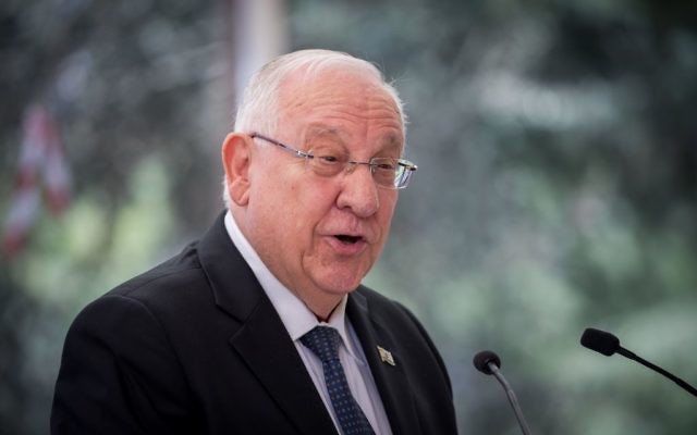 Le président Reuven Rivlin lors d'une cérémonie marquant un an depuis le décès de l'ancien président Shimon Peres au cimetière Mount Herzl à Jérusalem, le 14 septembre 2017. (Crédit : Yonatan Sindel / Flash90)