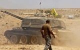 Un char de l'organisation terroriste du Hezbollah est aperçu dans la région de Qara dans la région de Qalamoun en Syrie, le 28 août 2017. (Crédit : AFP/Louai Beshara)
