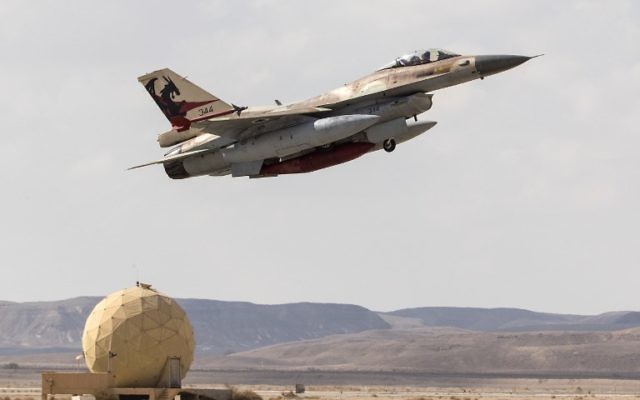 Un F-16C de l’armée de l’air israélienne lors de l’exercice international Blue Flag, à la base militaire d’Ovda, le 8 novembre 2017. (Crédit : Jack Guez/AFP) Un F-16C de l’armée de l’air israélienne lors de l’exercice international Blue Flag, à la base militaire d’Ovda, le 8 novembre 2017. (Crédit : Jack Guez/AFP)