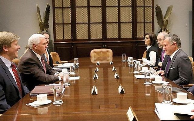 Abdullah II de Jordanie avec Mike Pence à Washington, le 27 novembre, 2017 (Crédit : Jordanian Royal Court) Abdullah II de Jordanie avec Mike Pence à Washington, le 27 novembre, 2017 (Crédit : Jordanian Royal Court)