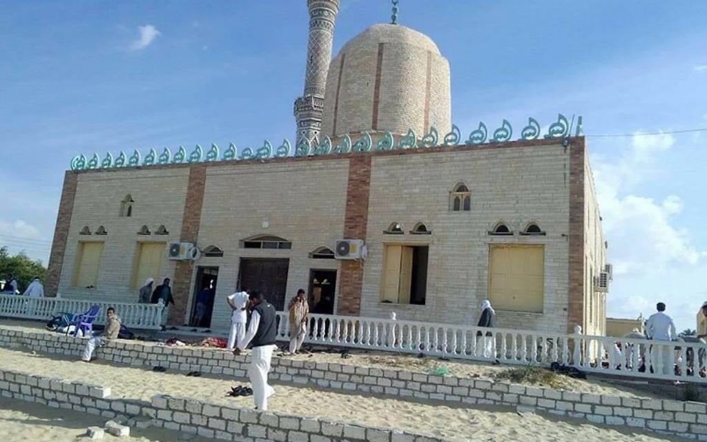 La mosquée Rawda, à environ 40 kilomètres à l'ouest d'El-Arish, dans le Sinaï égyptien, après une attaque terroriste à l'arme à feu et un attentat à la bombe, le 24 novembre 2017. (Crédit : AFP / Stringer)