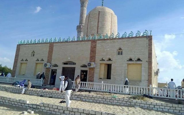 La mosquée Rawda, à environ 40 kilomètres à l'ouest d'El-Arish, dans le Sinaï égyptien, après une attaque terroriste à l'arme à feu et un attentat à la bombe, le 24 novembre 2017. (Crédit : AFP / Stringer) La mosquée Rawda, à environ 40 kilomètres à l'ouest d'El-Arish, dans le Sinaï égyptien, après une attaque terroriste à l'arme à feu et un attentat à la bombe, le 24 novembre 2017. (Crédit : AFP / Stringer)