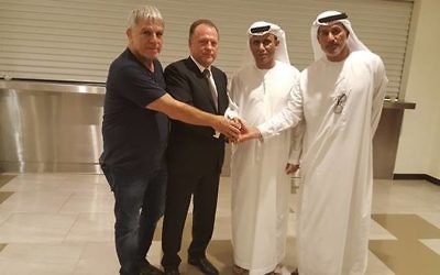 Le chef du judo israélien Moshe Ponte, à gauche, avec le chef de la fédération internationale de judo, Marius Vizer, deuxième à gauche, et deux responsables des sports des Emirats réunis à Abu Dhabi le 28 octobre 2017 (Crédit : IJF)