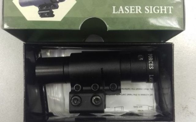 Un viseur laser, commandé sur Internet puis saisi par les autorités frontalières. L'équipement devait être illégalement acheminé vers la bande de Gaza, en octobre 2017. (Crédit : ministère de la Défense)