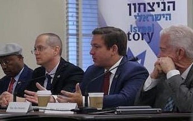 Les députés israéliens Oded Forer et Avraham Neguise avec les membres du Congrès Ron DeSantis (Floride) et Bill Johnson (Ohio) au Capitol Hill, le 16 novembre, pour annoncer "des principes conjoints" pour mettre fin au conflit israélo-palestinien. (Autorisation) Les députés israéliens Oded Forer et Avraham Neguise avec les membres du Congrès Ron DeSantis (Floride) et Bill Johnson (Ohio) au Capitol Hill, le 16 novembre, pour annoncer "des principes conjoints" pour mettre fin au conflit israélo-palestinien. (Autorisation)