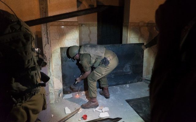Des soldats s'apprêtent à sceller la chambre du terroriste palestinien Khalid Muhamra dans la ville de Yatta en Cisjordanie, le 16 novembre 2017 (Crédit : Armée israélienne)