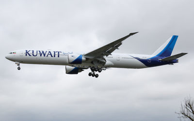 Un avion de Kuwait Airways à l'approche de l'aéroport de Heathrow à Londres, en Angleterre (Crédit :  Wikimedia Commons via JTA)