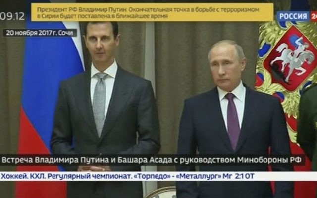 Bashar el Assad et Vladimir Poutine, le 20 novembre 2017 (Crédit : capture d'écran télévision d'état russe
