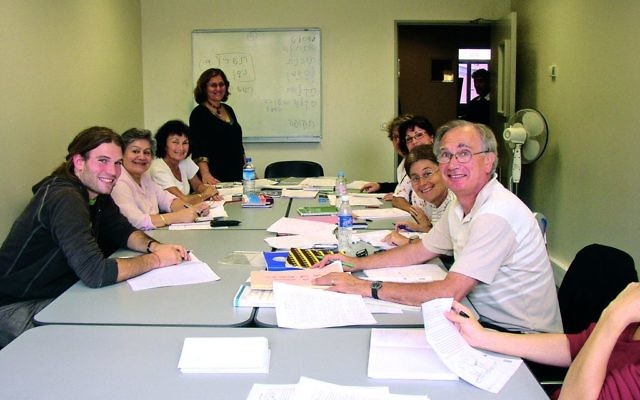 Une classe d'oulpan dans le centre de la rue La Fayette, dans le 10ème arrondissement de Paris (Crédit : Autorisation Espace culturel et universitaire juif d'Europe). Une classe d'oulpan dans le centre de la rue La Fayette, dans le 10ème arrondissement de Paris (Crédit : Autorisation Espace culturel et universitaire juif d'Europe).