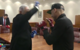 Le Premier ministre rencontre le boxeur -MMA Noad Lahat. à la Knesset en amont du tournoi Bellator 188, le 14 novembre 2017 (Capture d'écran)