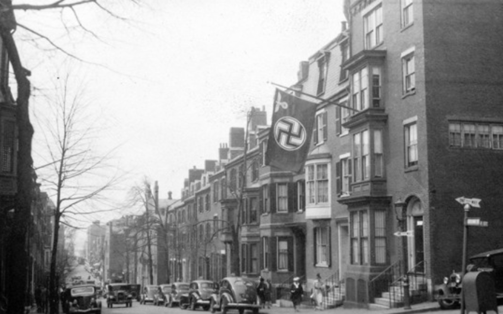 Un drapeau nazi au consulat allemand sur Chestnut Street, à Beacon Hill, en mai 1940. (Crédit : domaine public) Un drapeau nazi au consulat allemand sur Chestnut Street, à Beacon Hill, en mai 1940. (Crédit : domaine public)