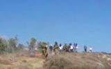 Capture d’écran de la vidéo où des résidents d'implantations jettent des pierres sur des Palestiniens à Givat Ronen (Crédit : YouTube)