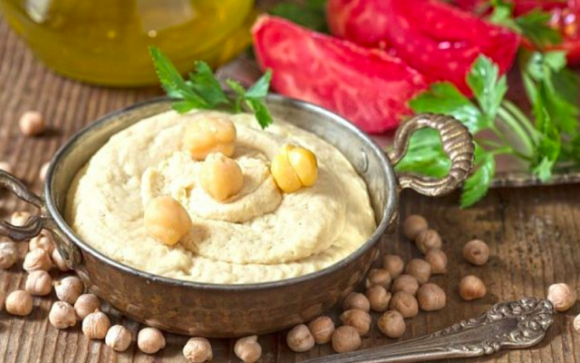 Une assiette de houmous. Illustration. (Crédit : Teodora Djordjevic/Getty Images)