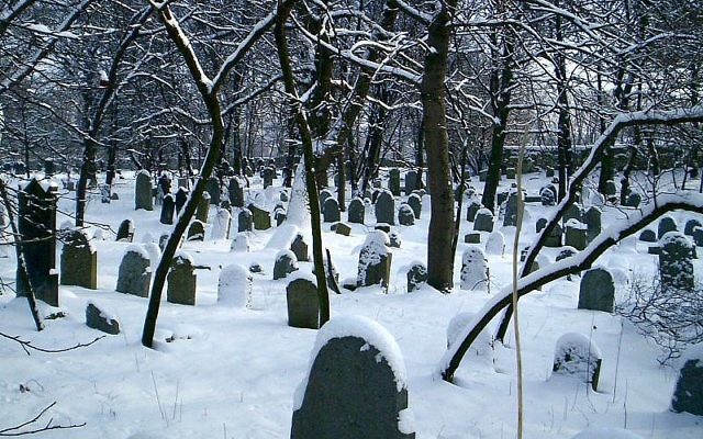 Illustration. Le cimetière juif de Chrzanow, en Pologne. (Crédit : Wikimedia Commons)