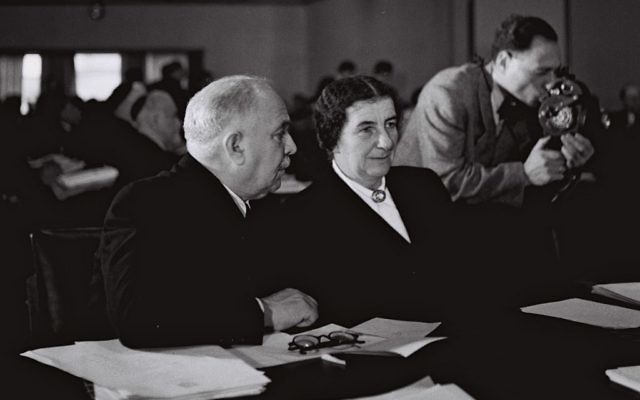 Golda Meïr et David Remez assistant à la première Knesset, à Jérusalem, le 26 décembre 1949. (Crédit : Pinn Hans/GPO)
