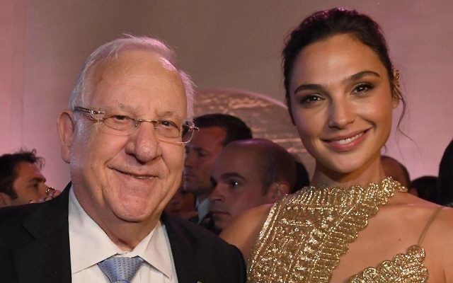 Le président Reuven Rivlin rencontre l'actrice israélienne  Gal Gadot à la première de "Justice League," à Los Angeles, le 13 novembre 2017 (Crédit :  Mark Neyman/GPO)