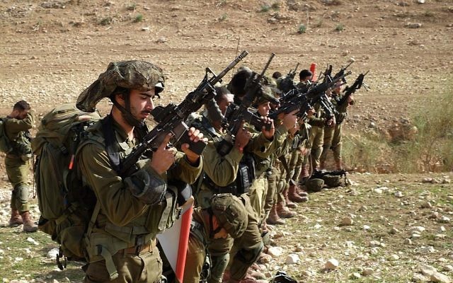 Des soldats de la Brigade Kfir de Tsahal lors d'un entraînement dans la vallée du Jourdain, le 28 novembre 2017. (Crédit : Judah Ari Gross / Times of Israel)