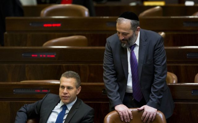 Le ministre de la Sécurité intérieure Gilad Erdan, à gauche, discute avec le ministre de l'Economie Aryeh Deri dans la salle de l'assemblée de la Knesset, le 25 mai 2015 à Jérusalem (Crédit : Yonatan Sindel/Flash90) Le ministre de la Sécurité intérieure Gilad Erdan, à gauche, discute avec le ministre de l'Economie Aryeh Deri dans la salle de l'assemblée de la Knesset, le 25 mai 2015 à Jérusalem (Crédit : Yonatan Sindel/Flash90)