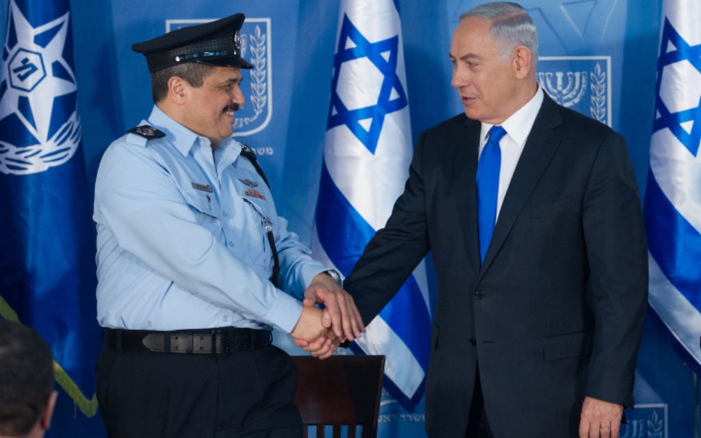 Le chef de la police, Roni Alsheich, (à gauche), et le Premier ministre Benjamin Netanyahu, pendant une cérémonie en l'honneur d'Alsheich dans les bureaux du Premier ministre à Jérusalem, le 3 décembre 2015. (Crédit : Miriam Alster/Flash90) Le chef de la police, Roni Alsheich, (à gauche), et le Premier ministre Benjamin Netanyahu, pendant une cérémonie en l'honneur d'Alsheich dans les bureaux du Premier ministre à Jérusalem, le 3 décembre 2015. (Crédit : Miriam Alster/Flash90)