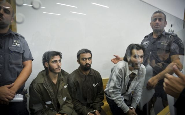 Khalid Muhamra, à gauche, Younis Ayash Musa Zayn, au centre, et Muhammad Muhamra, à droite, derrière une fenêtre pendant leur inculpation à la cour du district de Tel Aviv, le 4 juillet 2016. Ils sont accusés de meurtre en lien avec l'attentat terroriste du 8 juin 2016 au marché Sarona de Tel Aviv, dans lequel 4 Israéliens ont été tués. (Crédit : Flash90) Khalid Muhamra, à gauche, Younis Ayash Musa Zayn, au centre, et Muhammad Muhamra, à droite, derrière une fenêtre pendant leur inculpation à la cour du district de Tel Aviv, le 4 juillet 2016. Ils sont accusés de meurtre en lien avec l'attentat terroriste du 8 juin 2016 au marché Sarona de Tel Aviv, dans lequel 4 Israéliens ont été tués. (Crédit : Flash90)