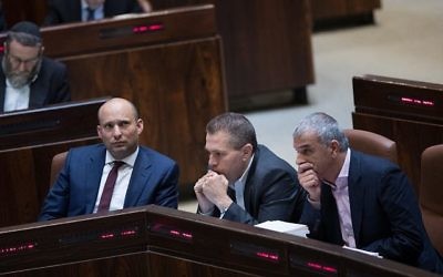 Naftali Bennett, ministre de l'Éducation, à gauche, Gilad Erdan, ministre de la Sécurité intérieure, au centre, et Moshe Kahlon, ministre des Finances, durant un vote à la Knesset le 21 décembre 2016.
 (Yonatan Sindel/Flash90)