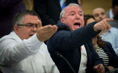 Les députés David Bitan, à gauche, et David Amsalem lors d'une réunion de la commission de la Knesset, le 21 septembre 2016 (Crédit : Yonatan Sindel/Flash90)