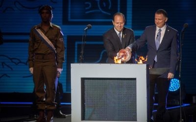 Le président de la Knesset Yuli Edelstein, à droite, et le maire de Jérusalem, Nir Barkat, au centre, allument la torche lors de la cérémonie d'état marquant la 69ème journée de l'Indépendance d'Israël sur le mont  Herzl, de Jérusalem, le 1er mai 2017 (Crédit : Hadas Parush/Flash90)