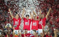 Le capitaine de l'Hapoel Beer Sheva, Elyaniv Barda, deuxième à partir de la gauche, avec son équipe pour célébrer leur victoire de la Ligue des Champions israélienne, à Beer Sheva, le 8 mai 2017. (Crédit : Roy Alima/Flash90)