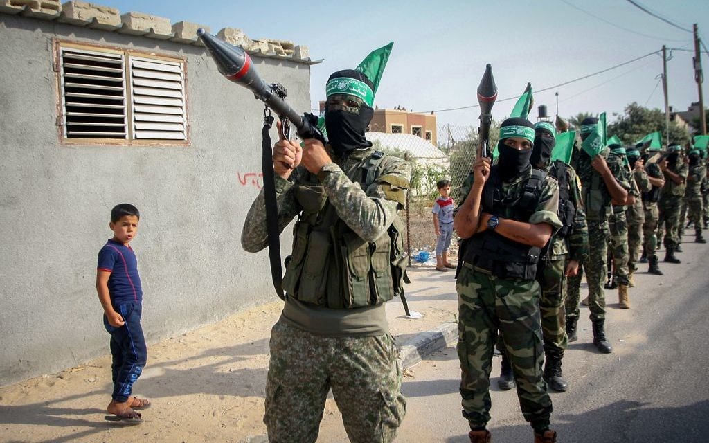 Les membres des Brigades Ezzedine al-Qassam, l'aile armée du mouvement terroriste palestinien islamiste du Hamas, participent à un rassemblement marquant les trois années écoulées depuis l'opération Bordure protectrice, le 20 juillet 2017, à Khan Younis, dans le sud de la bande de Gaza. (Crédit : Abed Rahim Khatib / Flash90)