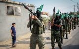 Les membres des Brigades Ezzedine al-Qassam, l'aile armée du mouvement terroriste palestinien islamiste du Hamas, participent à un rassemblement marquant les trois années écoulées depuis l'opération Bordure protectrice, le 20 juillet 2017, à Khan Younis, dans le sud de la bande de Gaza. (Crédit : Abed Rahim Khatib / Flash90)