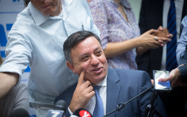 Le chef du parti de l'Union sioniste  Avi Gabbay dirige une réunion de sa faction à la Knesset le 23 octobre 2017 (Crédit : Miriam Alster/Flash90)