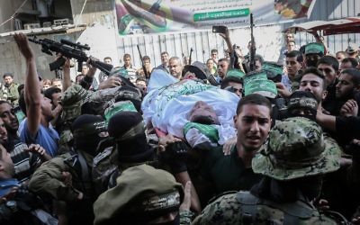 Les membres du groupe terroriste du Hamas transportent le corps de Maslih Shabir, 30 ans, à Khan Yunis, dans le sud de la bande de Gaza, le 31 octobre 2017 (Crédit : Abed Rahim Khatib/Flash90)
