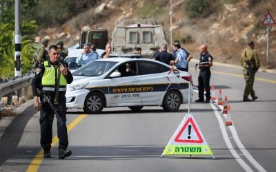 Les forces de sécurité près de l'implantation de Halamish, en Cisjordanie, où des soldats ont tué un conducteur palestinien qui, selon eux, aurait foncé dans leur direction, le 31 octobre 2017. (Crédit : Flash90)