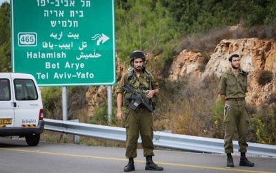 Les forces de sécurité à proximité de l'implantation de Halamish, en Cisjordanie, où des soldats de l'armée israélienne ont tué le conducteur palestinien d'un véhicule qui aurait accéléré dans leur direction en les voyant (Crédit : Flash90)