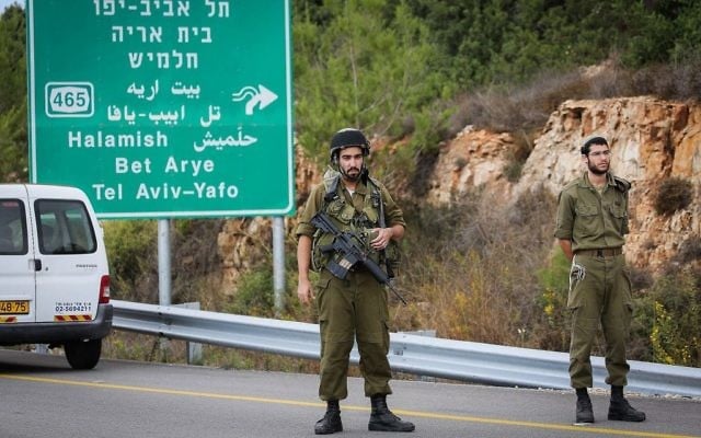 Les forces de sécurité à proximité de l'implantation de Halamish, en Cisjordanie, où des soldats de l'armée israélienne ont tué le conducteur palestinien d'un véhicule qui aurait accéléré dans leur direction en les voyant (Crédit : Flash90)