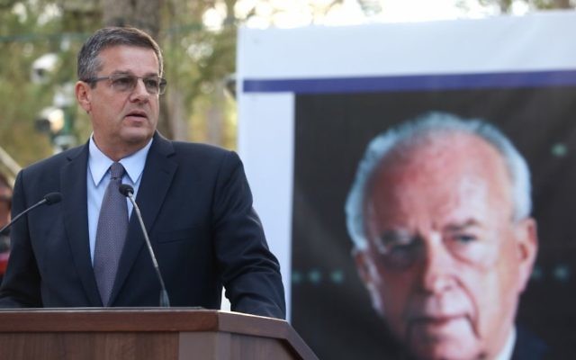 Yuval Rabin, fils du défunt Premier ministre israélien Yitzhak Rabin, s'exprime lors d'une cérémonie sur le mont Herzl de Jérusalem marquant les 22 ans depuis l'assassinat de son grand-père, le 1er novembre 2017 (Crédit : Marc Israel Sellem/Pool) Yuval Rabin, fils du défunt Premier ministre israélien Yitzhak Rabin, s'exprime lors d'une cérémonie sur le mont Herzl de Jérusalem marquant les 22 ans depuis l'assassinat de son grand-père, le 1er novembre 2017 (Crédit : Marc Israel Sellem/Pool)