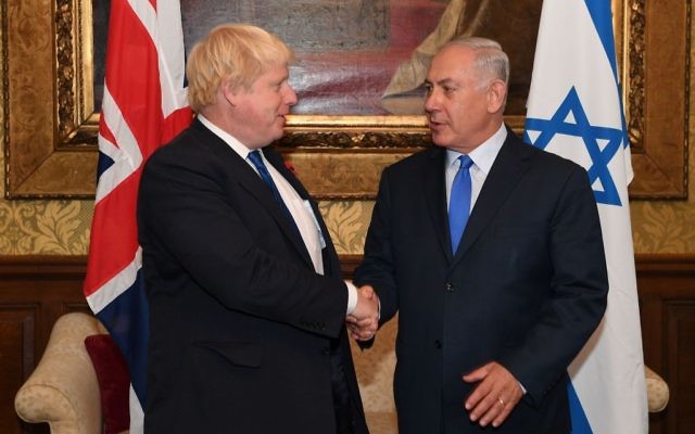 Le Premier ministre Benjamin Netanyahu rencontrant le secrétaire d'Etat aux Affaires étrangères Boris Johnson, à Londres, le 2 novembre 2017. (Crédit : Kobi Gideon/GPO)