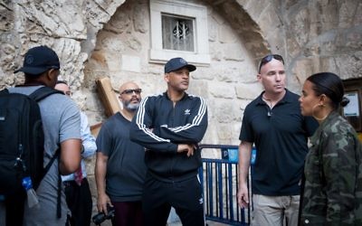 L'acteur américain Will Smith aux abords de l'église du Saint sépulcre dans la Vieille Ville de Jérusalem le 9 novembre 2017 (Crédit :  Yonatan Sindel/Flash90).