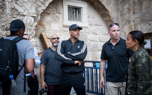L'acteur américain Will Smith aux abords de l'église du Saint sépulcre dans la Vieille Ville de Jérusalem le 9 novembre 2017 (Crédit :  Yonatan Sindel/Flash90).
