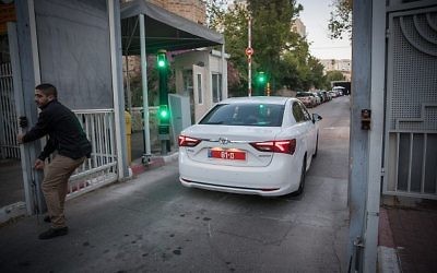 Les enquêteurs de police arrivent à la résidence du Premier ministre à Jérusalem pour interroger le Premier ministre Benjamin Netanyahu dans deux enquêtes de corruption, le 9 novembre 2017 (Crédit : Yonatan Sindel/Flash90)